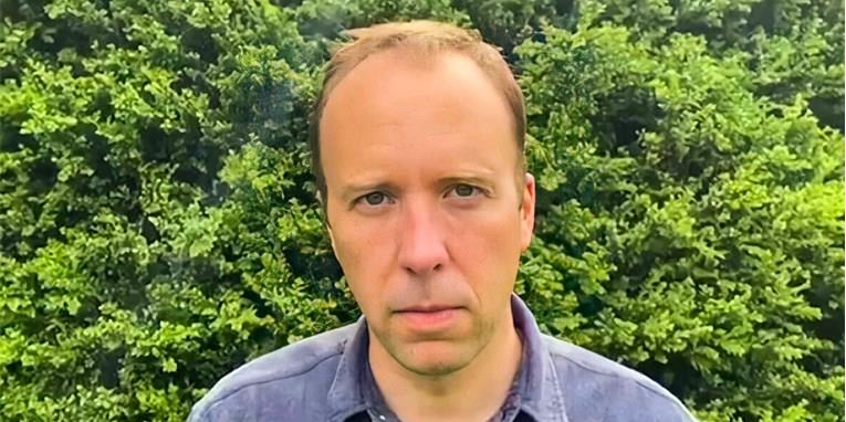 Оставката на британскиот министер е хит на Твитер, го споредуваат со Хомер (ВИДЕО)