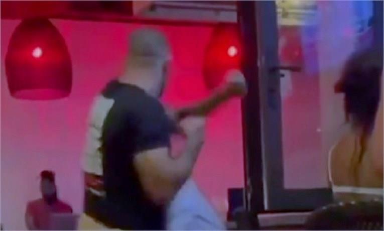 ММА борач нокаутира пијан гостин во бар (ВИДЕО)