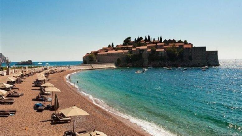 Короната заминува, туристите се враќаат на црногорскиот брег