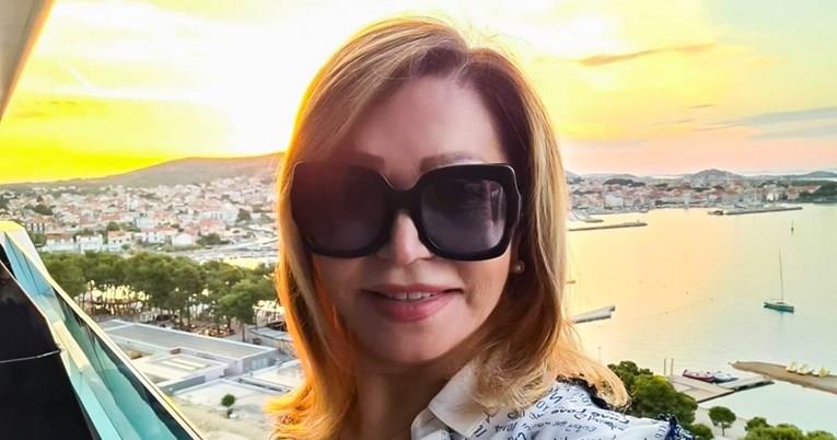 Неда Украден на 70 години позира во фустан со висок шлиц (ФОТО)