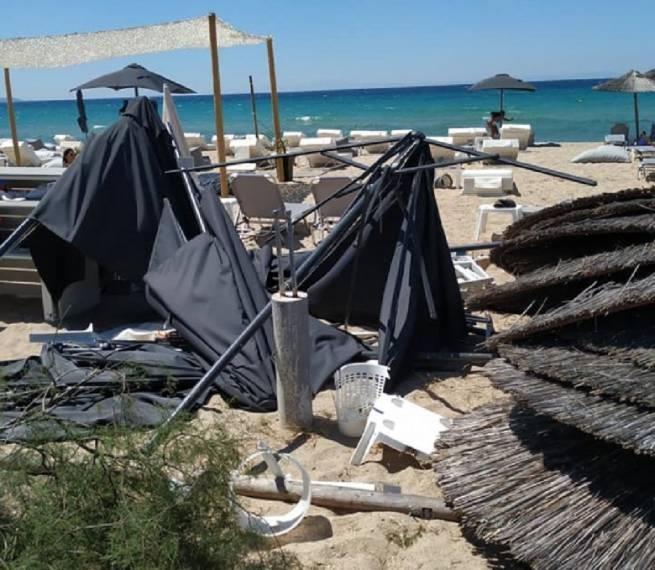 Торнадо создаде хаос на плажата во Неа Мудања во Грција