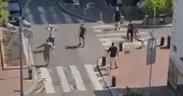 Се појави снимка на навивачка пресметка во Белград со членовите на бандата на Веља (ВИДЕО)