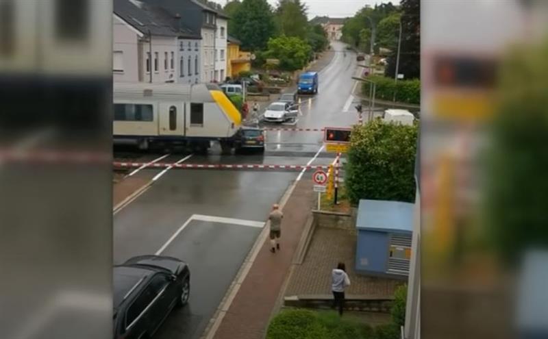 Видео: Автомобил се заглави на пруга и го прегази воз