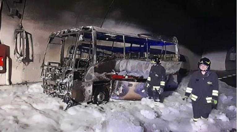 Возач од Италија спасил 25 деца од запален автобус (ФОТО)