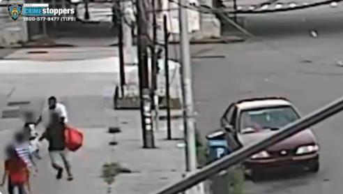 Видео: Мајка спасува син од киднапирање среде бел ден во Њујорк