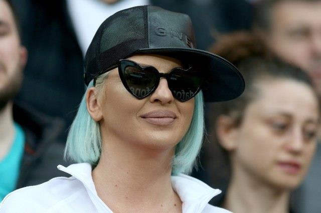 Видео: Јелена Карлеуша евакуирана од хотел поради пожар