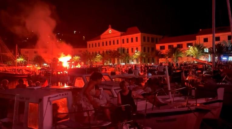 Со спектакл фановите ја одбележаа годишнината од смртта на Оливер Драгојевиќ (ВИДЕО)