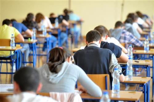Наставниците во Грција ќе добиваат пониска плата, ако не сакаат да се вакцинираат 