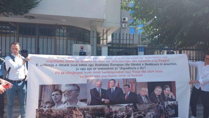 Протест против иницијативата „Отворен Балкан” пред албанската амбасада во Приштина