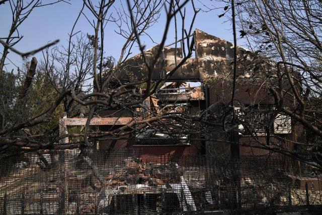 Грчките пожарникари се борат со стихија кај Атина, совет до граѓаните да не отвораат прозорци