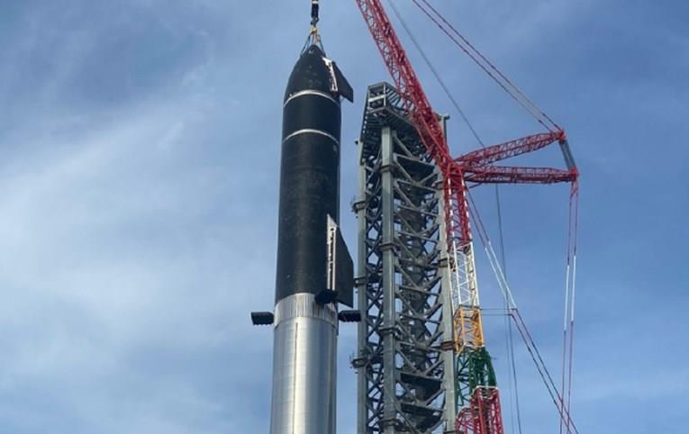 SpaceX накратко ја состави најголемата ракета во историјата (ФОТО)