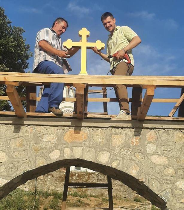 Татко и син доброволно изградија влезна порта со крст за црква во тетовска Волковија