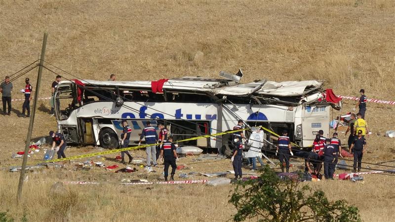 Најмалку 14 загинати кога автобус слета од автопат во Турција (ВИДЕО)