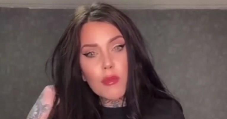 Тетоважата на тиктокерка стана хит, следбениците ги асоцира на нешто друго (ВИДЕО)