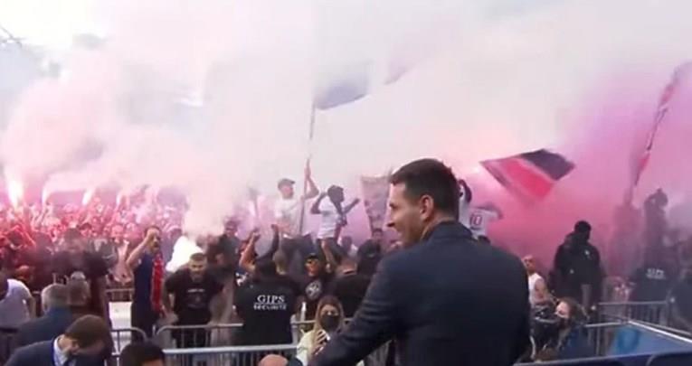 Еуфорија меѓу навивачите во Париз, кога се појави Меси (ВИДЕО)