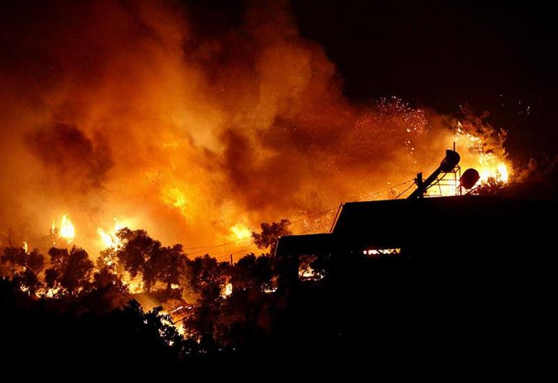 Уште два силни пожари беснеат во Турција, еден загинат во поплавите на северот (ВИДЕО)