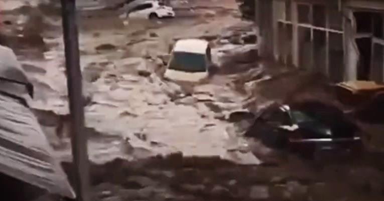 Најмалку четворица загинати во поплавите во Турција, едно лице се води за исчезнато (ВИДЕО)