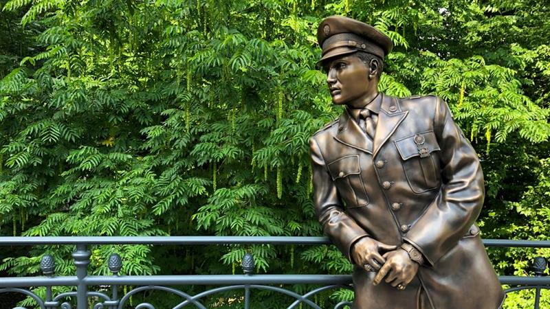 Во мало германско гратче е откриен споменик на Елвис Присли во униформа (ВИДЕО)