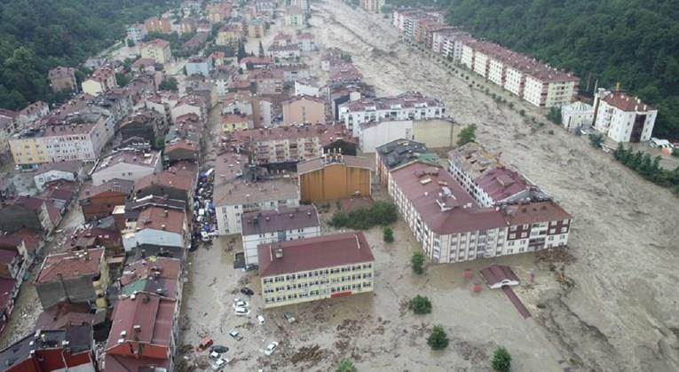Најмалку 70 загинати во поплавите во Турција, уништени згради, мостови (ВИДЕО)