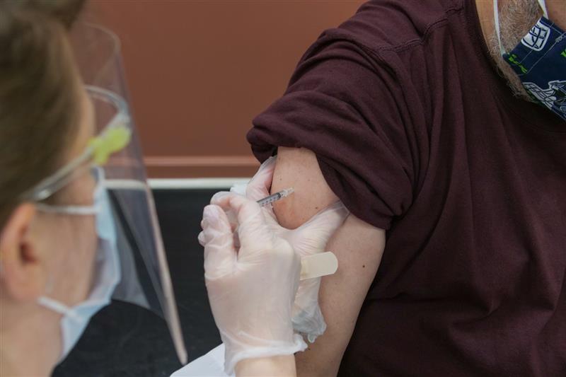 Тинејџер од Сингапур имал срцев застој по вакцинирањето, ќе му дадат 166.000 отштета