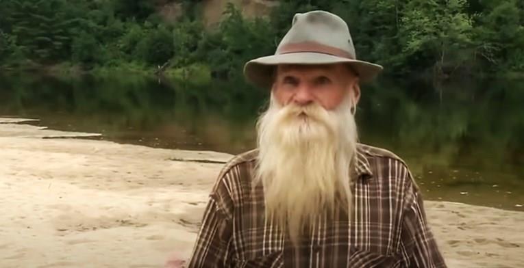 На осаменик му изгорела колибата, милијардер му дал 180.000 долари за да си изгради нова(ВИДЕО)