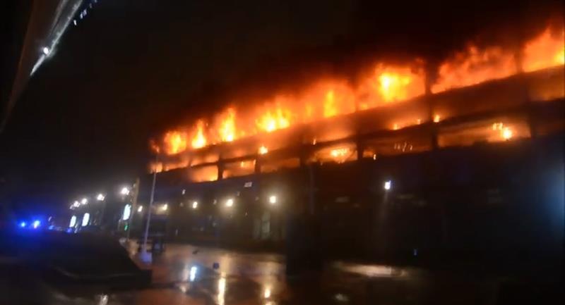 Најмалку 200 автомобили изгореа во паркинг-гаража северно од Стокхолм