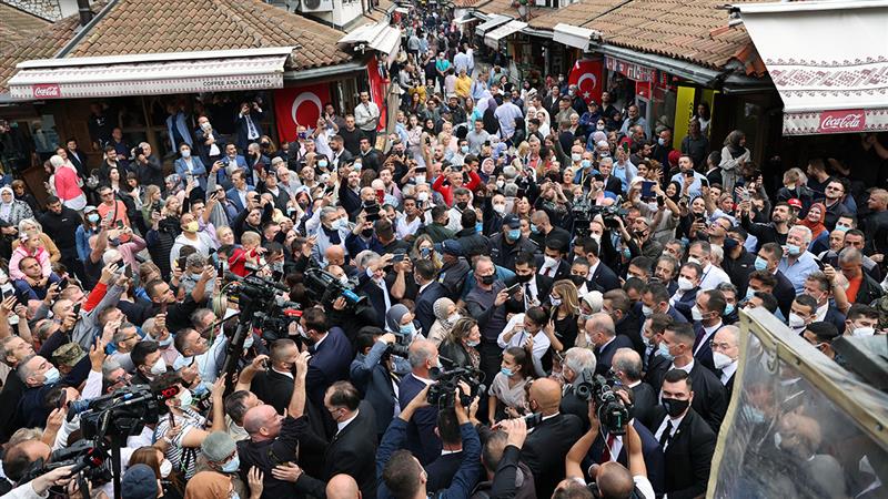 Ердоган френетично дочекан во Сараево, беше и сведок на свадба во џамија (ВИДЕО)