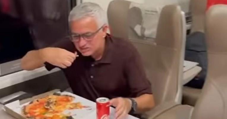 Со пица и кока кола Мурињо ја прослави првата победа на гости (ВИДЕО)