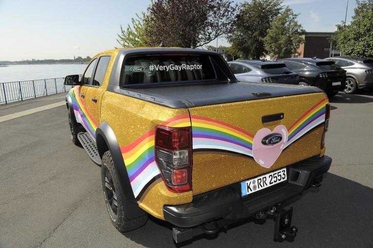 Форд, за инат на хомофобите, го претстави Very Gay Raptor
