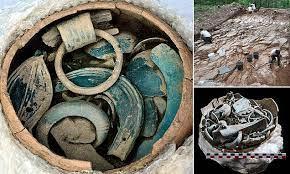 Француски археолози пронашле келтски накит и делови од кочија, стари 3.000 години (ФОТО)