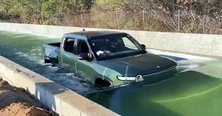 Електричен Ривијан вози и низ вода (ВИДЕО)