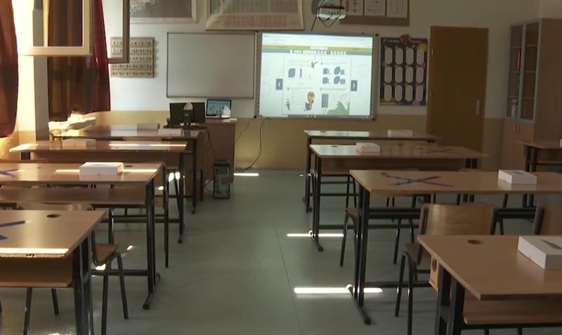 Ученици од Aеродром и Кисела вода заразени со коронавирус, цели класови ќе одат во изолација 