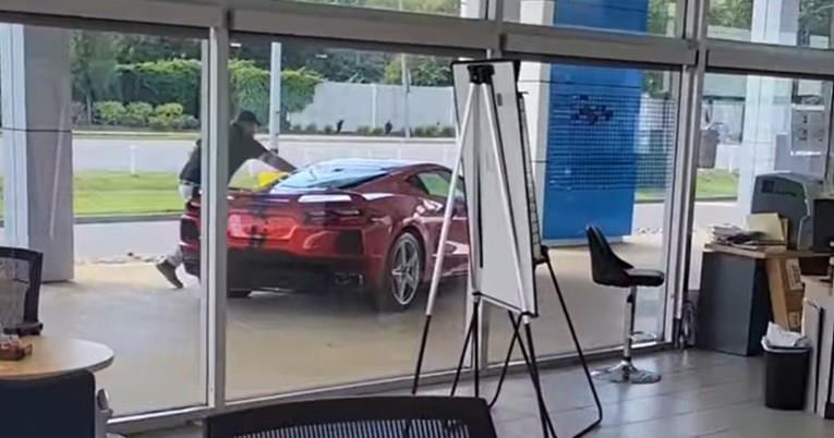 Пред очи на продавачот украл скапоцен автомобил (ВИДЕО)