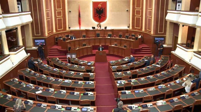 Во Албанија се конституира новиот албански парламент