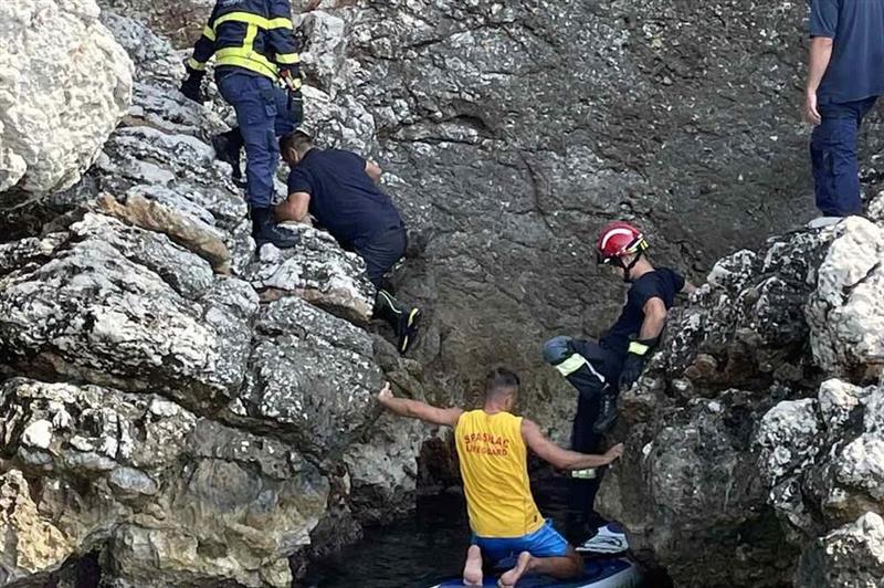 Загина туристка во Црна Гора, паднала од карпа додека се обидувала да се фотографира