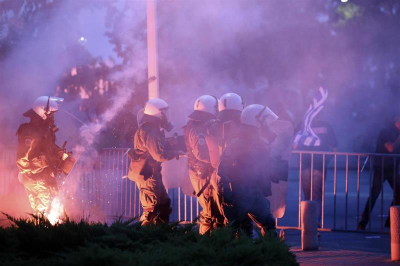 Грчката полиција со солзавец и водени топови ги разбиваше демонстрациите во Солун