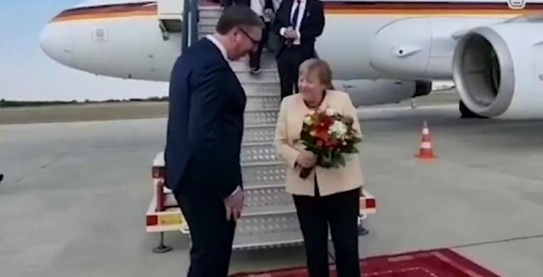Меркел пристигна во Белград, Вучиќ ја пречека со букет цвеќе (ВИДЕО)