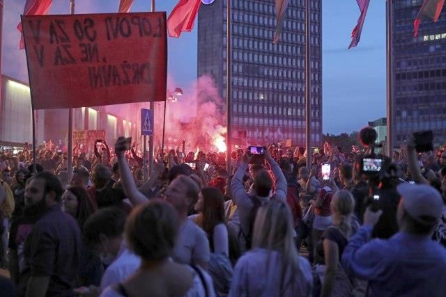 Во Љубљана противниците на ковид мерките фрлаа факели кон парламентот