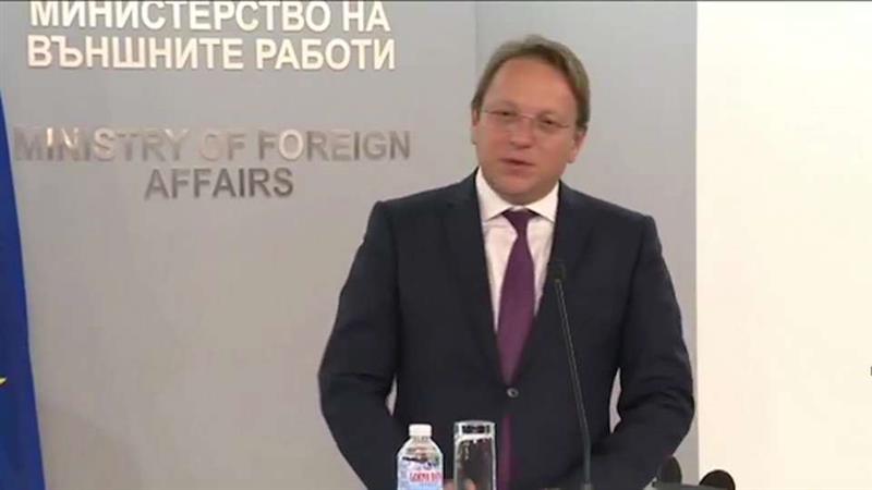 Еврокомесарот Вархеји во посета на Бугарија – тема е бугарското вето за Македонија
