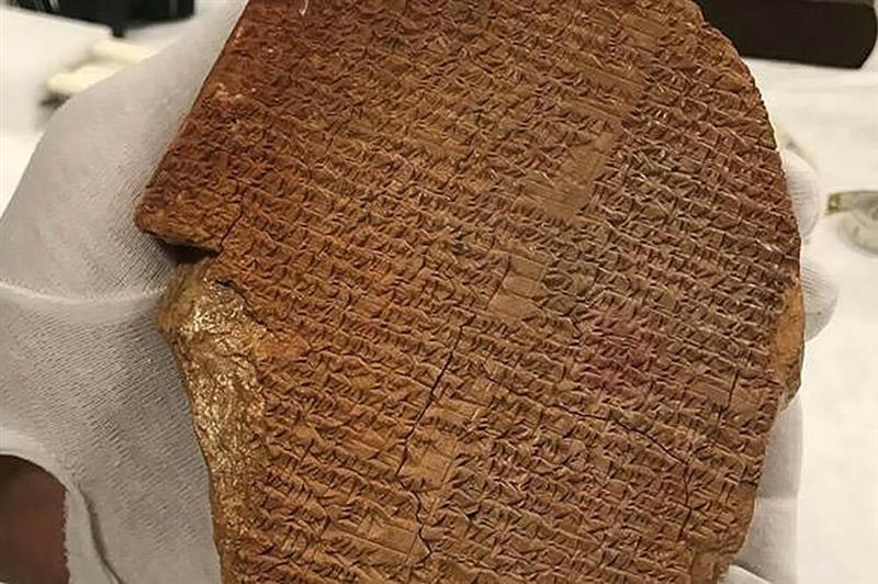 Американците ја враќаат во Ирак украдената глинена плоча со епот за Гилгамеш