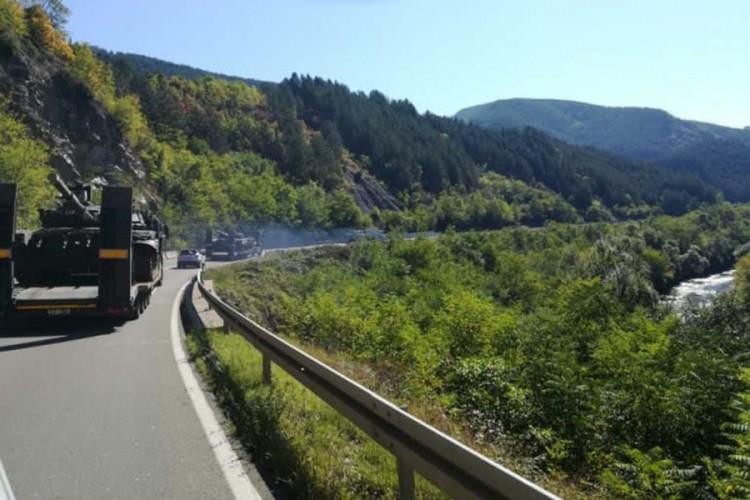 Медиуми: Српски тенкови тргнаа кон преминот Јариње