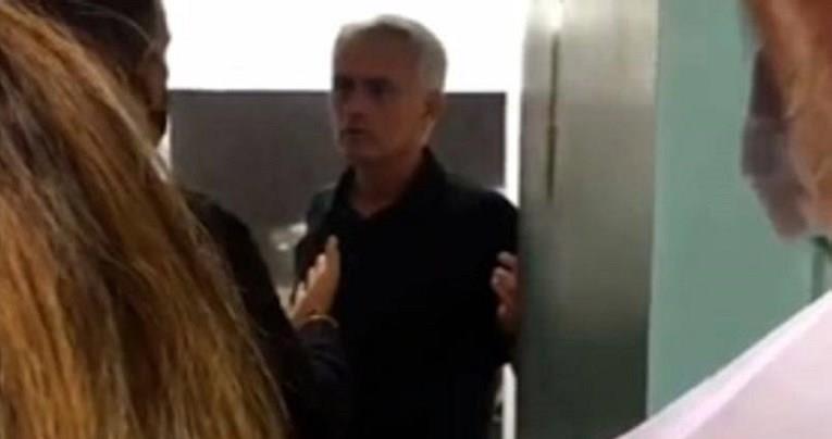 Мурињо направи шоу за да може да разговара со новинарите (ВИДЕО)
