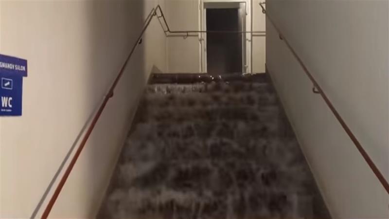 Среде претстава се поплави театарот во Љубљана (ВИДЕО)