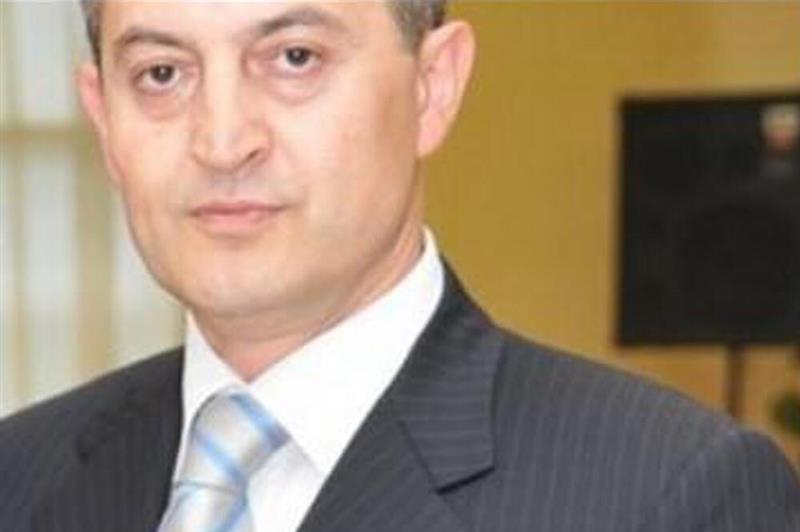 Уапсен е српски амбасадор, додека се обидувал да избега преку граница со 12 кофери пари 