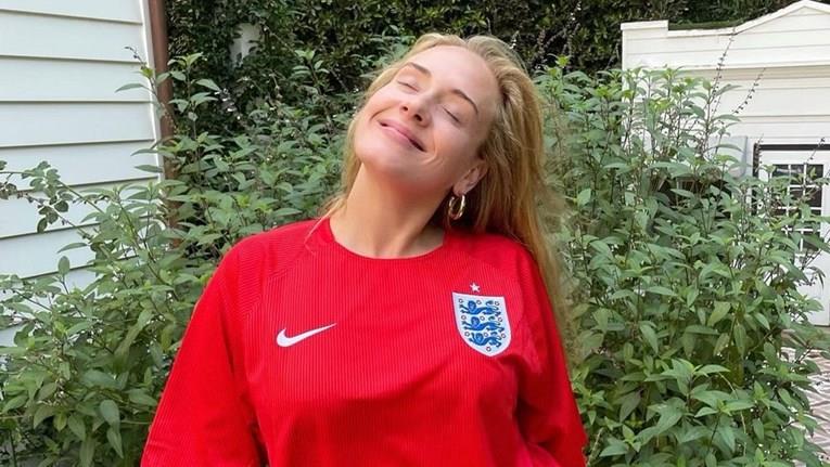 Адел вели дека се преселила во Лос Анџелес, зашто Лондон и` бил прескап