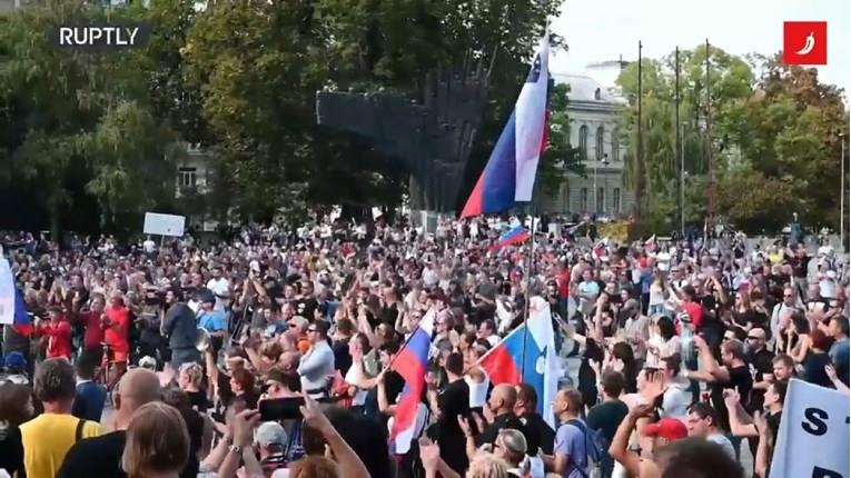 Демонстрантите во Љубљана со ласер го повредиле пилотот во полицискиот хеликоптер 