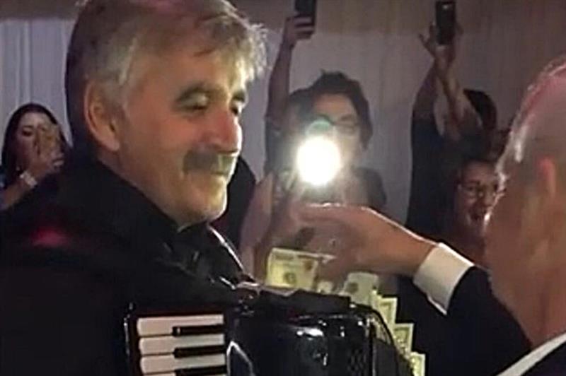 Српски фолк музичар гази по „тепих“ од долари во САД (ВИДЕО)