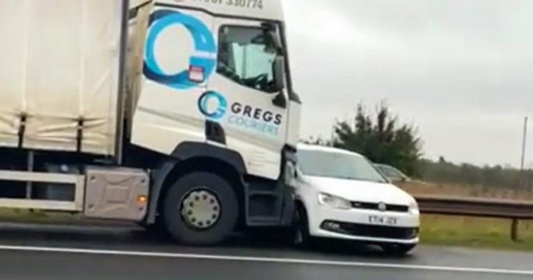 Возач на камион не забелажал дека пред себе турка VW Polo (ВИДЕО)