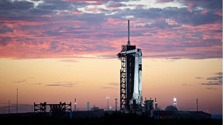 Одложен е летот на SpaceX на Маск кон Меѓународната вселенска станица