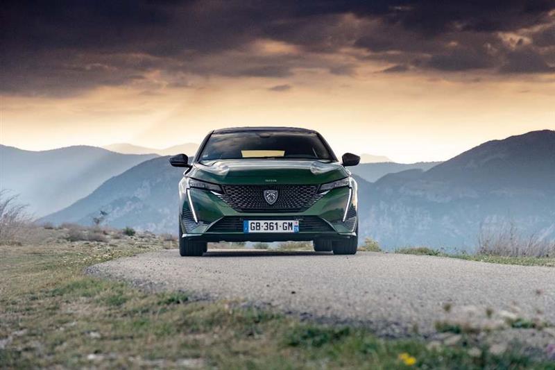 Aventure Peugeot во салонот Epoqu’auto во Lyon